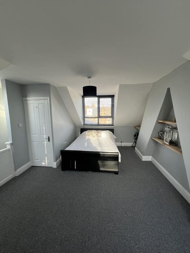 Large bright clean floor double room with en-suite Main Photo