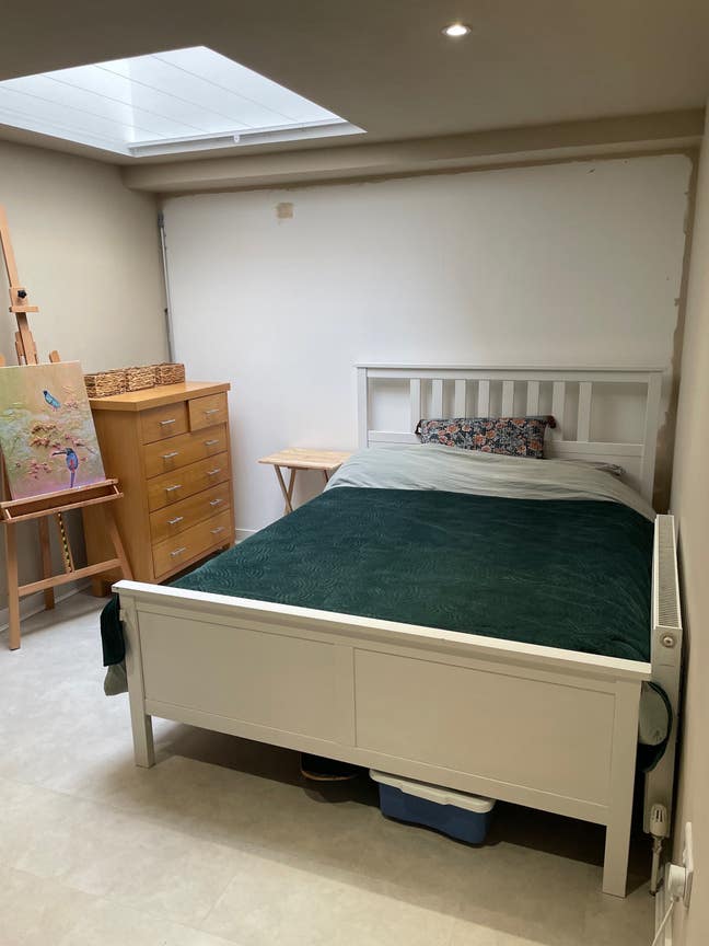 Large furnished room Main Photo