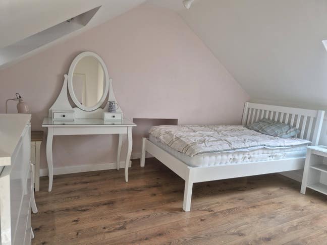 Sunny double room in comfortable home Main Photo