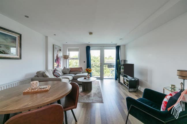 Double Room with own bathroom - bills included Main Photo