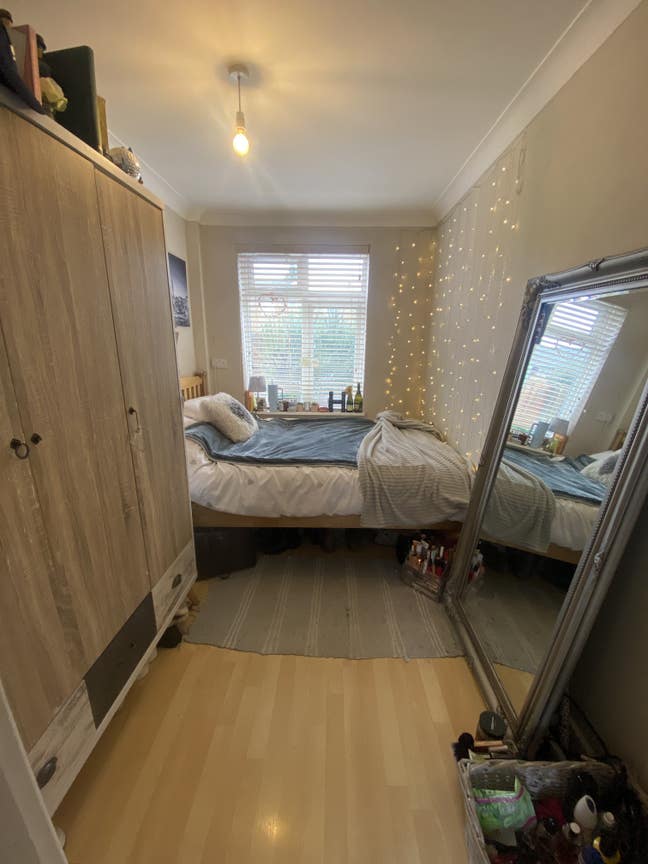 Small Double in Friendly House Share Main Photo