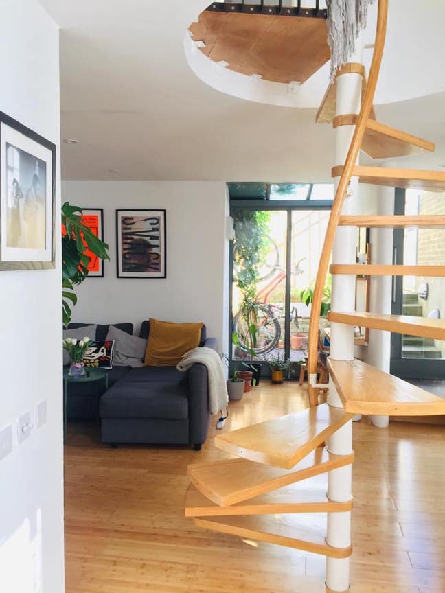 3000PCM amazing architect designed 2 bed house  Main Photo