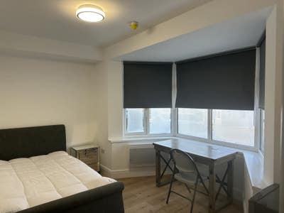 Double Room with en-suite-Zone 2/3, no agency fees Main Photo