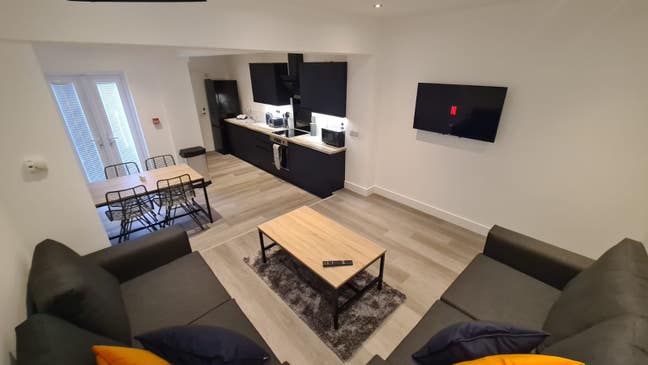 Last Room Left – Luxury En-Suite 5 Min from BAE!! Main Photo