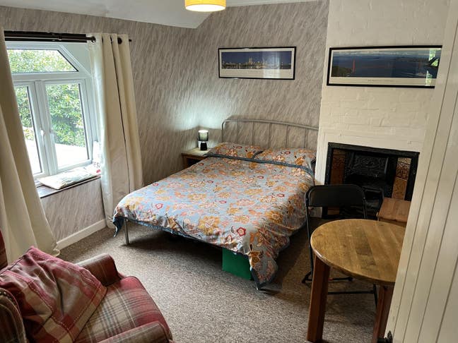 Double room in an old cottage, close to Cowes Main Photo