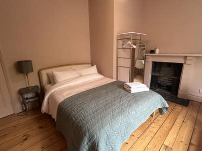Beautiful room w/ separate bathroom in Cliftonwood Main Photo