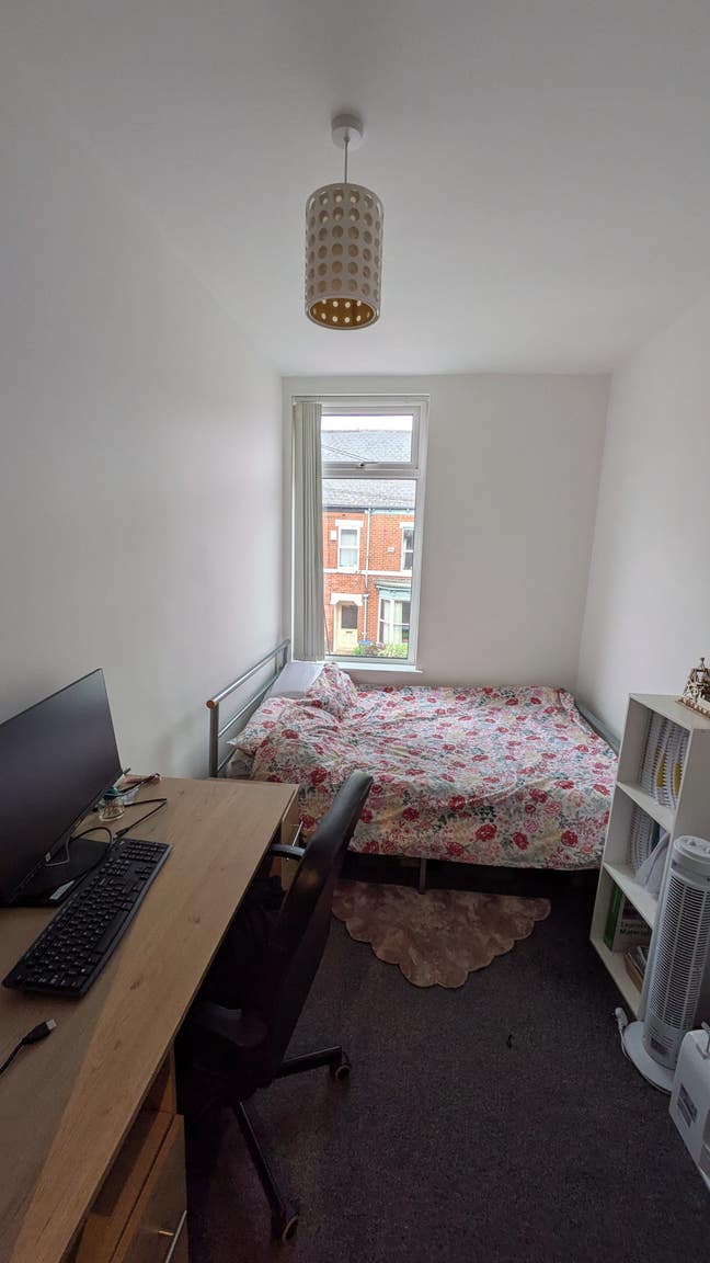 Double room in 5 bed house Main Photo