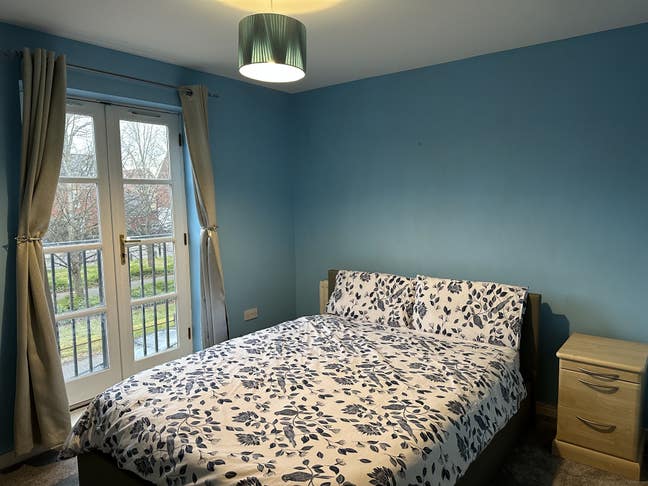 Double room available for rent with king size bed Main Photo