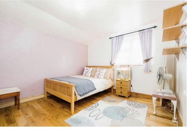 Spacious, Bright Room in a Big House – Convenient  Main Photo