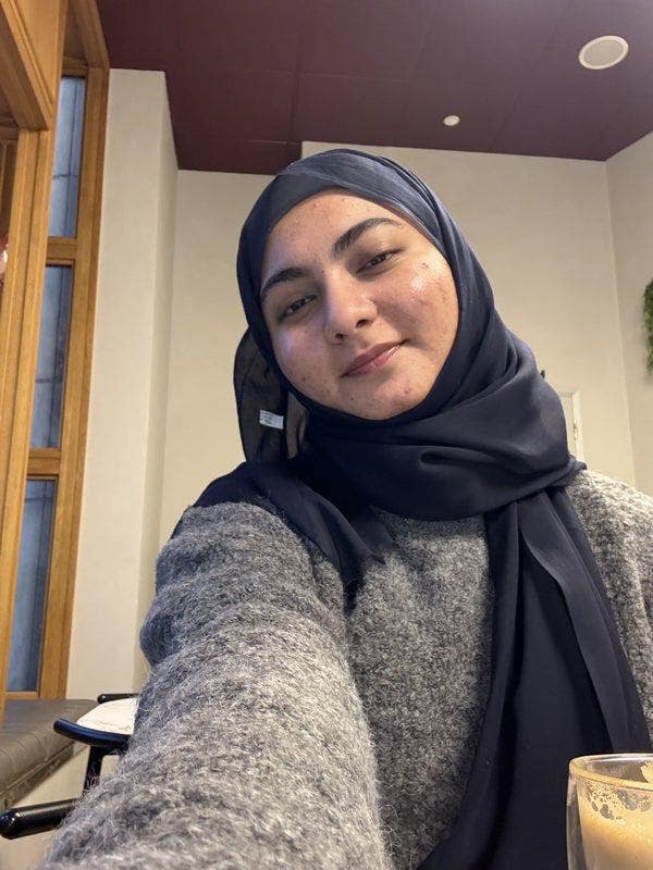 I am a female student. Looking for a place Main Photo