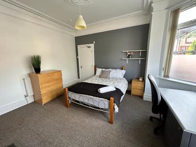 Professional House Share Main Photo
