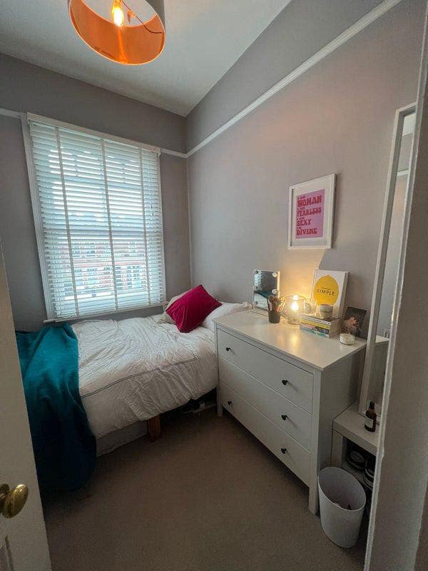 Lovely Double Room available in girls’ house ✨  Main Photo