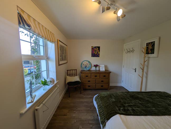 Room with king size bed  Main Photo