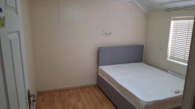 Rooms available in 3 bedroom semi detached house Main Photo