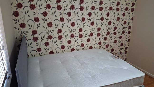 Rooms available in 3 bedroom semi detached house Main Photo