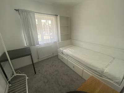Very nice room close to town center-small deposit. Main Photo