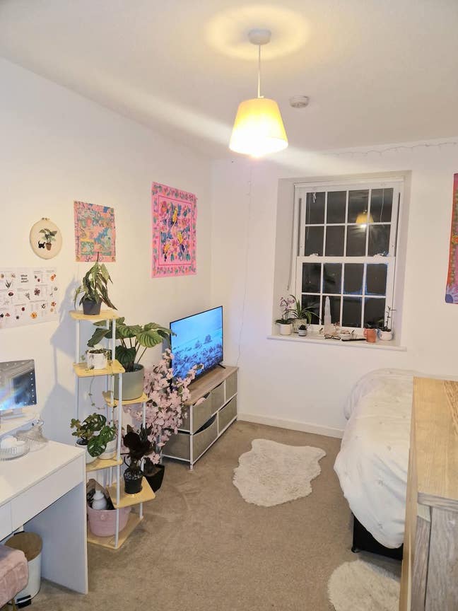 King size bedroom, great views, well connected Main Photo