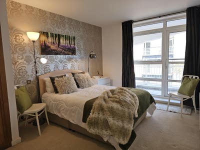 2 bed/2 bath apartment in riverside location, E14 Main Photo