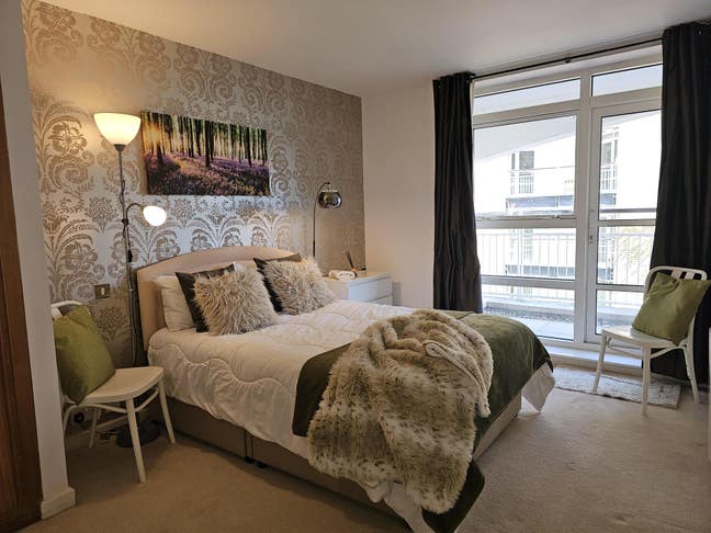 2 bed/2 bath apartment in riverside location, E14 Main Photo