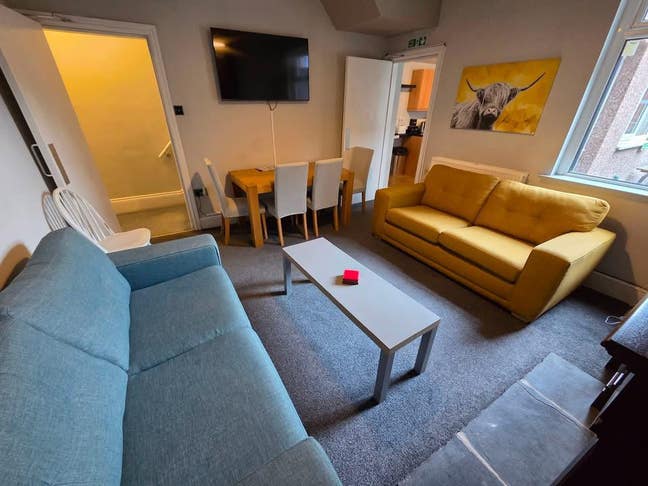 Excellent town centre en-suite room Main Photo