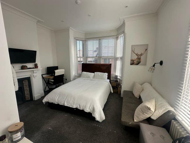 Professional Large Double Room in City Centre  Main Photo