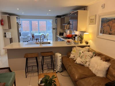 Room with king size bed  Main Photo