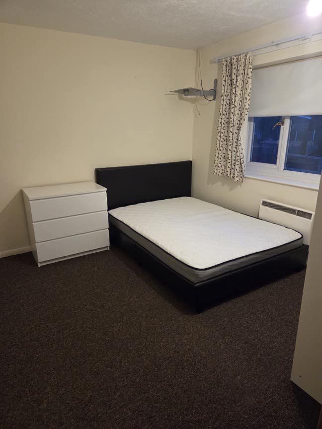  Furnished room to rent(bills included) Main Photo