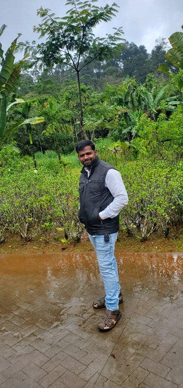 Couples looking for house Main Photo