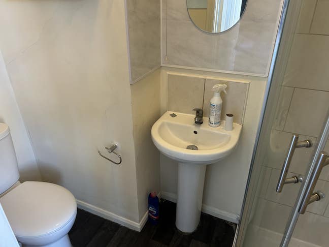 Large double-bedroom with sofa and  shower ensuite Main Photo
