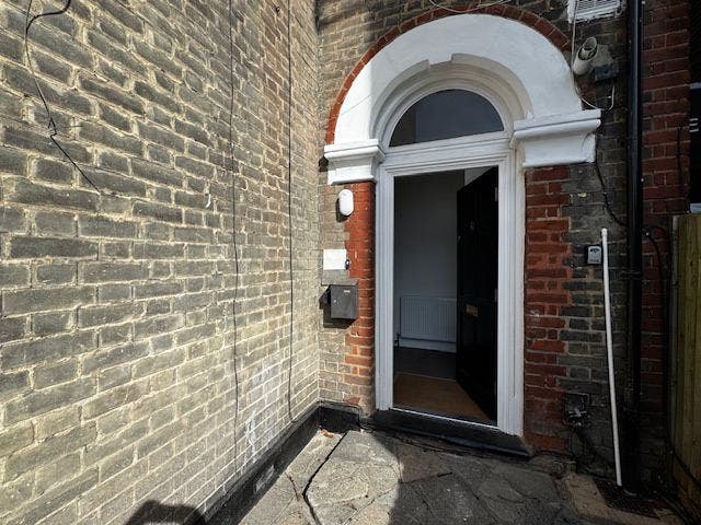 Stunning 3 Bedroom House with Garden – Recently Re Main Photo