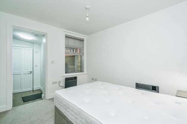 Private annexe near town & station  Main Photo