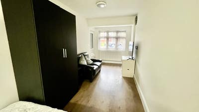 Extra Large Bedroom (Studio size) with en-suite  Main Photo