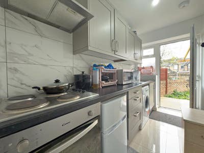 Wonderful Studio near train station inc ALL BILLS Main Photo