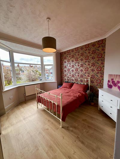 Newly renovated double bedroom with ensuite Main Photo