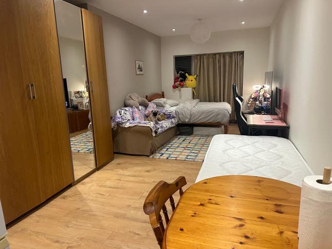 Modern self-contained studio apartment to let Main Photo