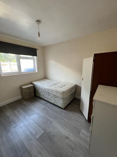 1 Large Single Room To Let - Borehamwood Main Photo