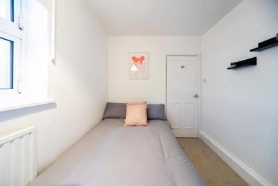 SMALL Double Room Available SE15 1PU Main Photo