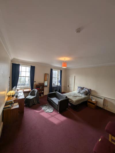 Spare room Near Surgeons hall upto 4 or 5 weeks Main Photo