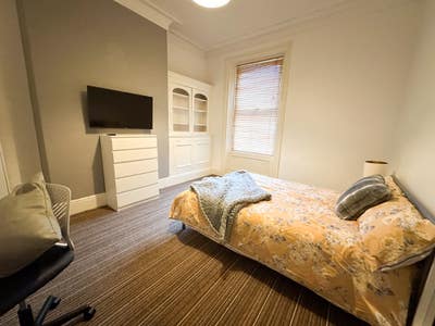 Large houseshare close to the city centre Main Photo