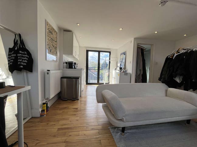 Huge bright studio style room en suite Main Photo