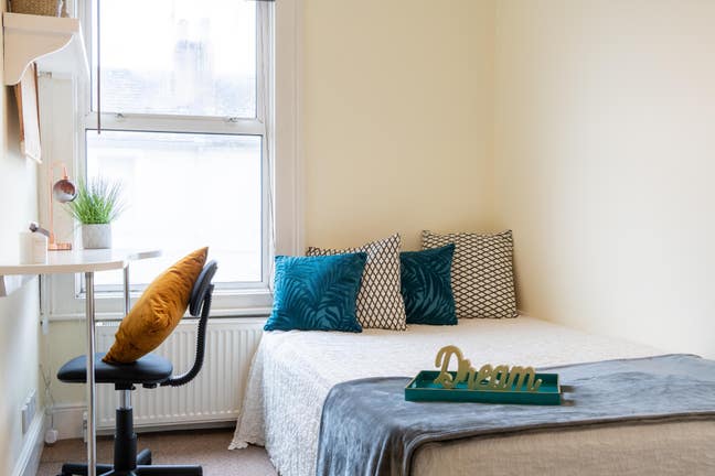 Lovely 5 Bedroom Professional/Student House Share Main Photo