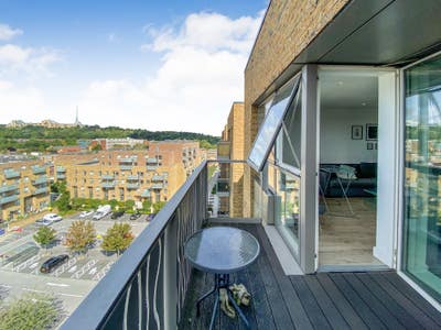 Stunning two bed, two bath penthouse, 7th floor Main Photo