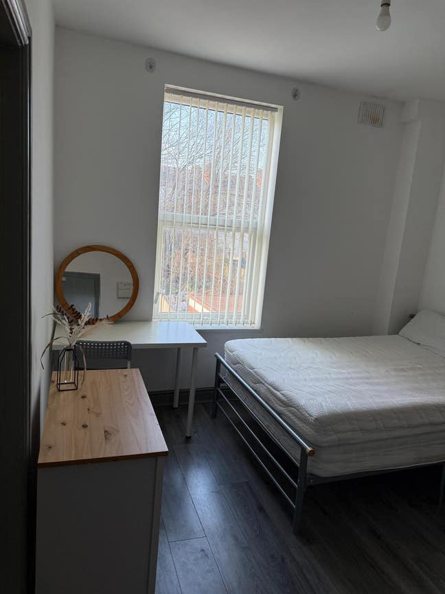 Ensuite Rms 30 Min Walk from Russell's Hall Hosp! Main Photo