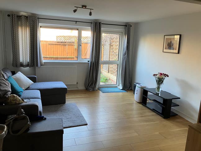 Room available up to 4 nights a week Main Photo