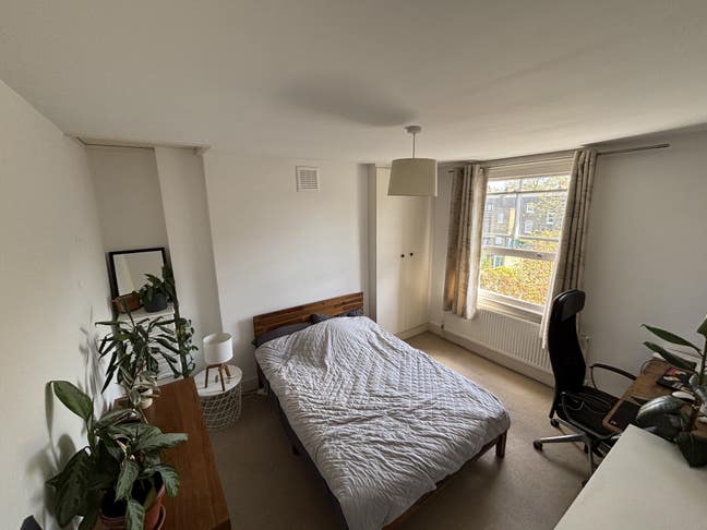 Beautiful room in sunny 3-bed house Main Photo