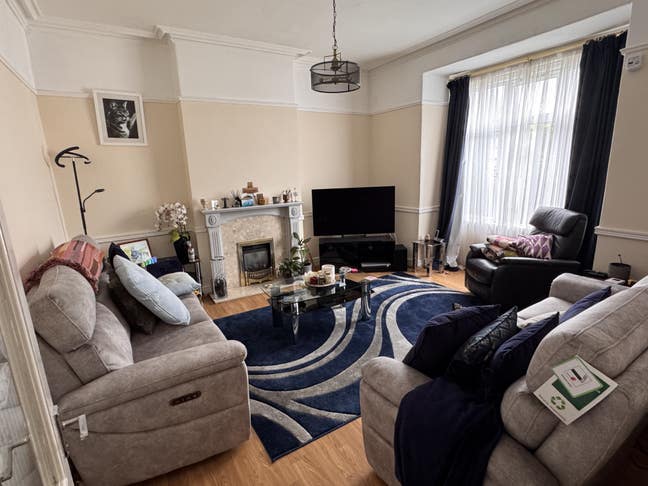 A relaxed home very close to the centre of Wrexham Main Photo