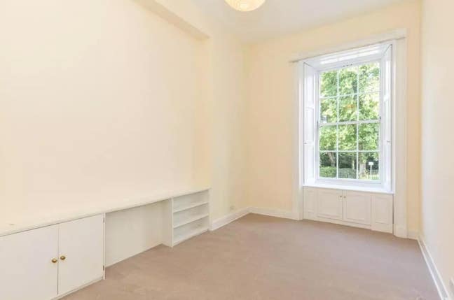 Room available in large New Town Flat! Main Photo