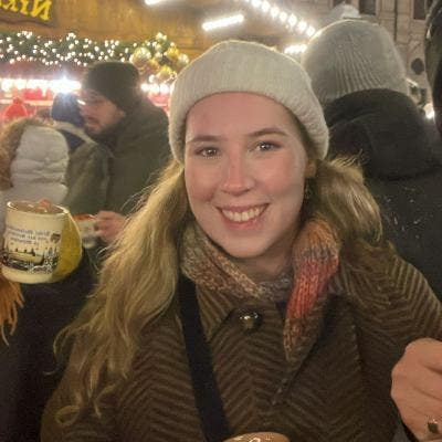 I am a professional female aged 25. I am look... Main Photo