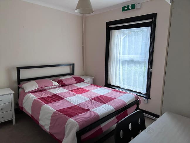 Smart double room for single let Bagshot Main Photo