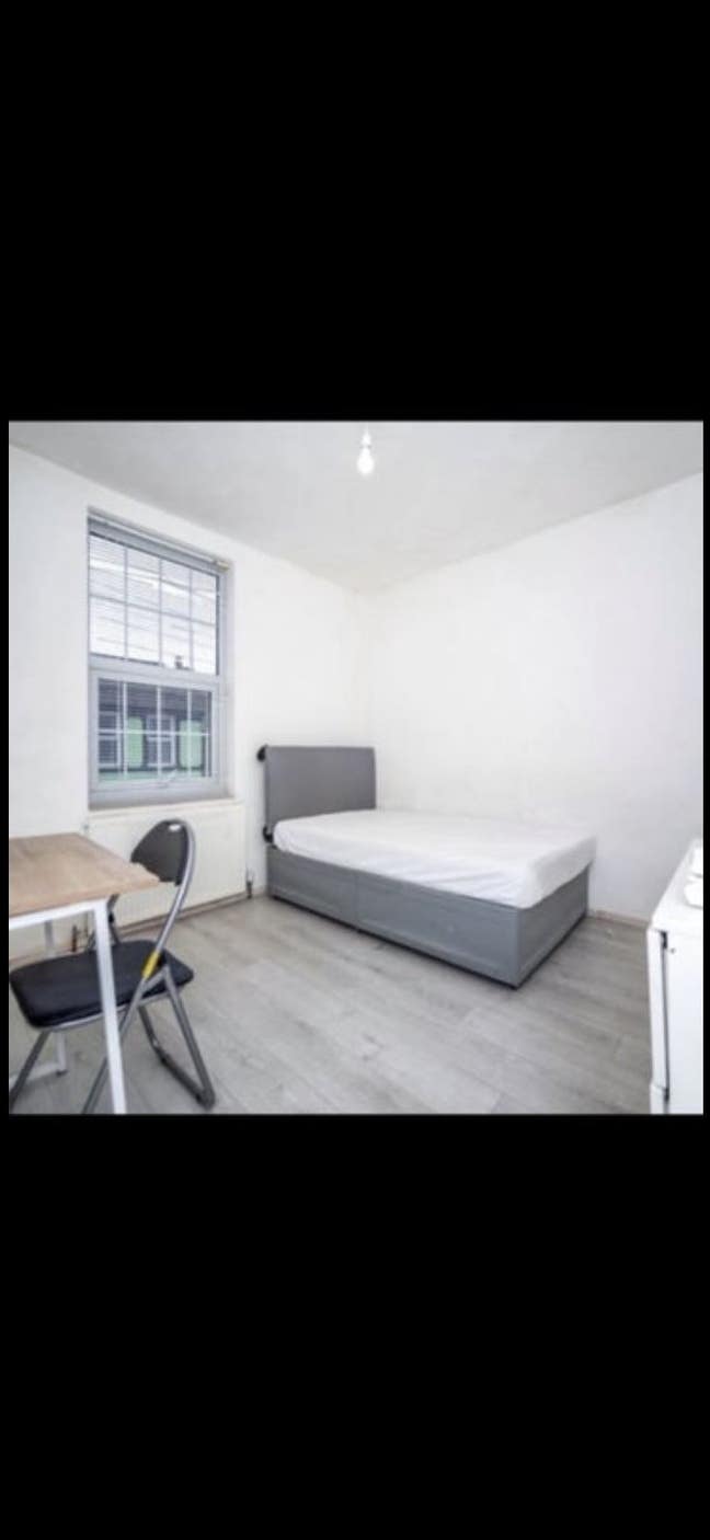 1 Double room available close to High street Main Photo